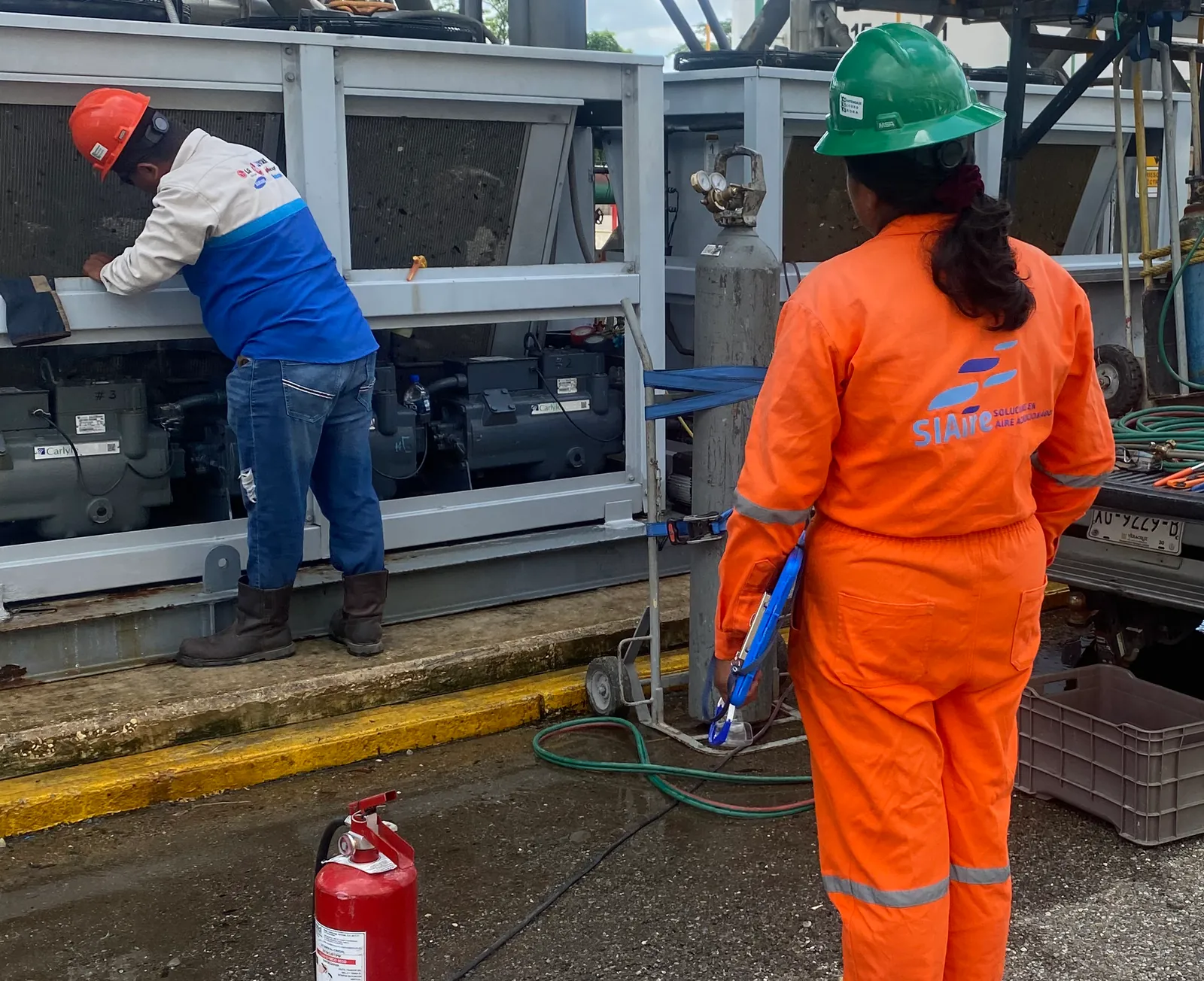 Técnico de SIAire en mantenimiento de equipos con supervisora