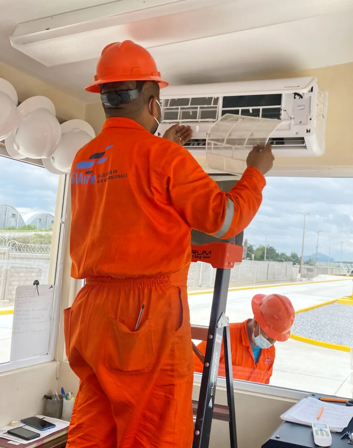 Técnico de SIAire dando mantenimiento a equipo de aire acondicionado
