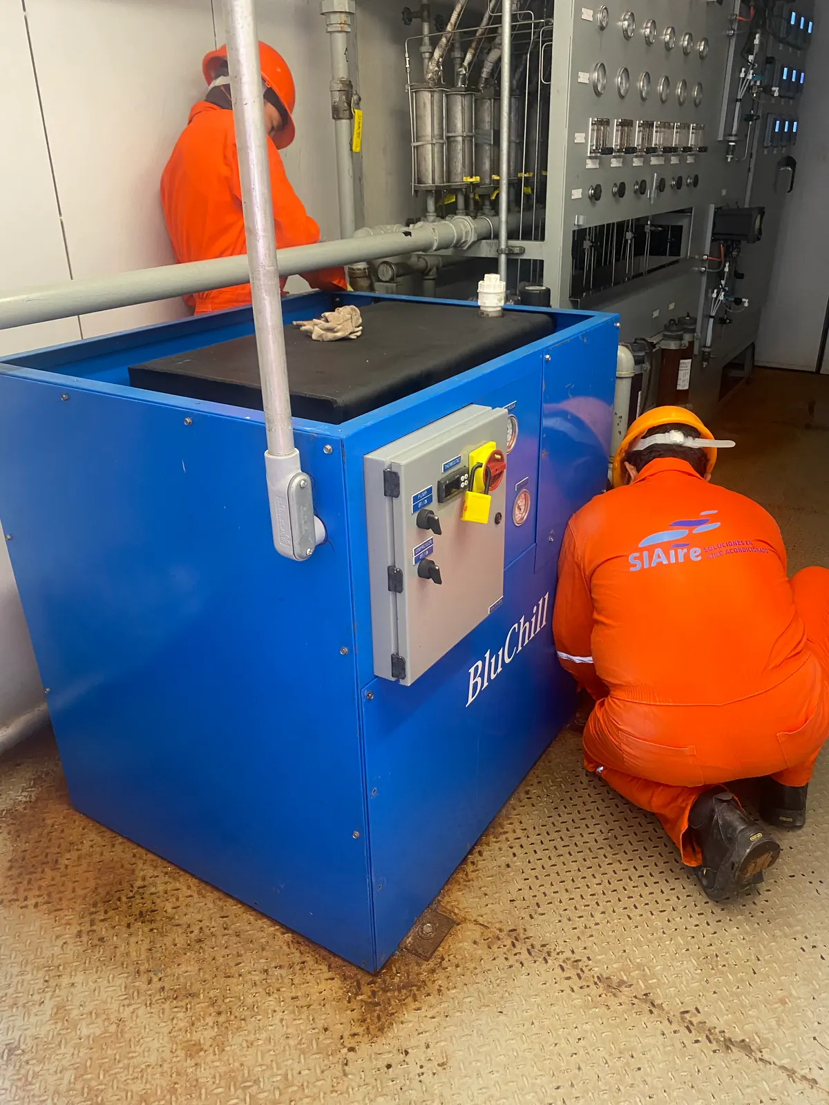 Técnico de SIAire dando servicio a equipo de refrigeración