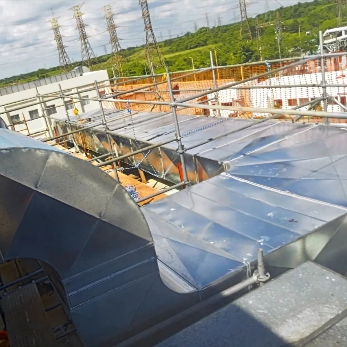 Ductería de lámina galvanizada instalada en planta