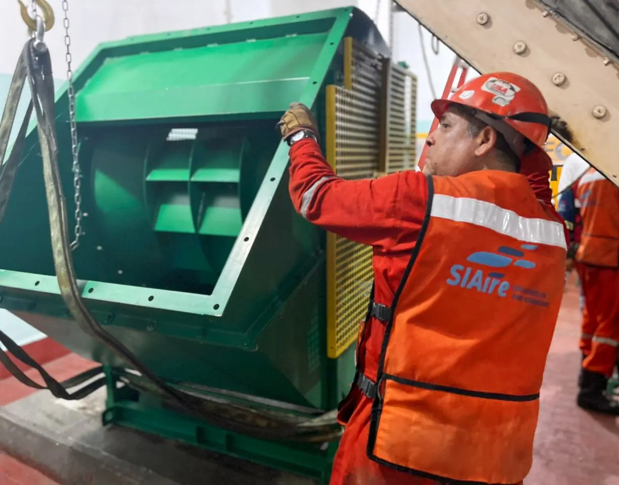 Instalación de ventilador industrial por técnicos de SIAire